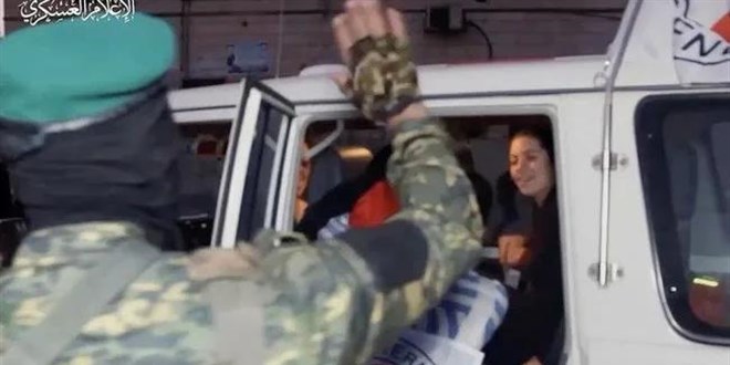 Hamas, 11 İsrailli esiri Kızılhaç yetkililerine teslim etti