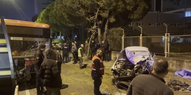 İzmir'de belediye otobüsü ile otomobilin çarpışması sonucu 1 kişi öldü, 2 kişi yaralandı
