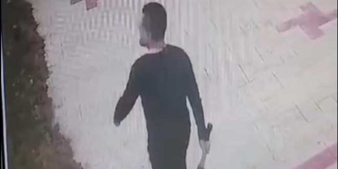 Doktor evden çıkmayan kiracısına baltayla saldırdı