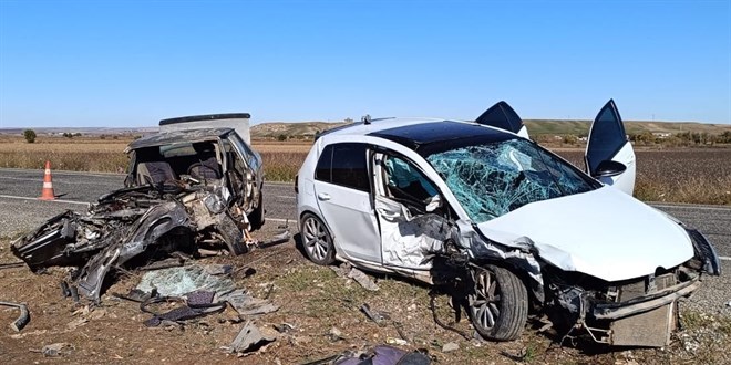 Diyarbakır'da iki otomobil çarpıştı, 2 kişi öldü, 1 kişi yaralandı