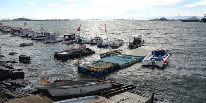 Pendik'te kuvvetli rüzgar nedeniyle 3 tekne battı