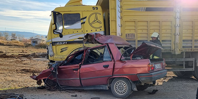 Konya'da otomobil ile kamyon çarpıştı: 2 kişi öldü, 1 kişi yaralandı