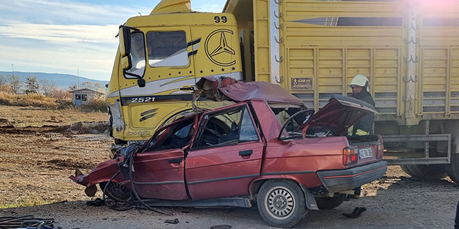 Konya'da otomobil ile kamyon arpt: 2 kii ld, 1 kii yaraland
