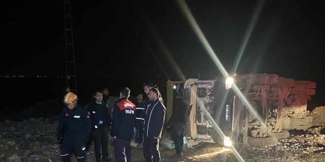 Moloz boşaltırken devrilen kamyonunun sürücüsü hayatını kaybetti