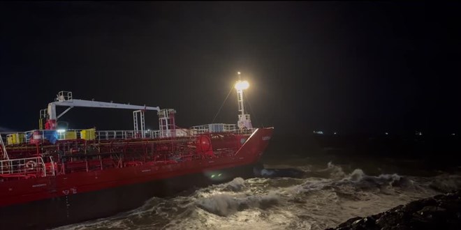 İstanbul'da karaya oturan tanker kurtarıldı