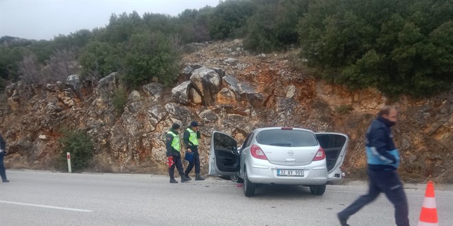 İki otomobilin çarpıştığı kazada 1 kişi öldü, 4 kişi yaralandı