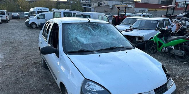 Ablasının kucağında karşıya geçen kardeşlere otomobil çarptı: 1 ölü