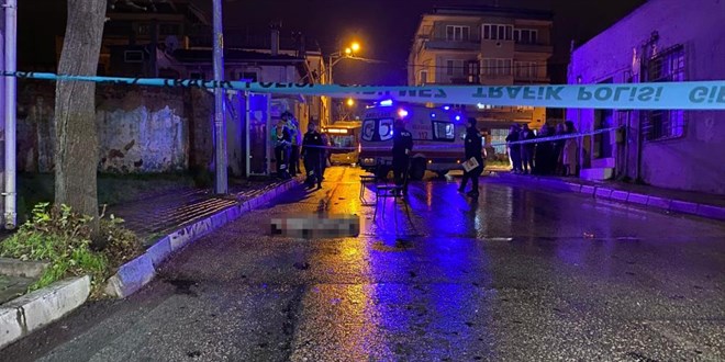 Annesinin elini bırakıp yola fırlayan çocuk aracın altında can verdi, sürücü kaçtı