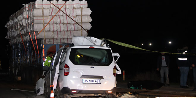 Diyarbakır'da hafif ticari aracın kamyona çarpması sonucu 2 kişi öldü