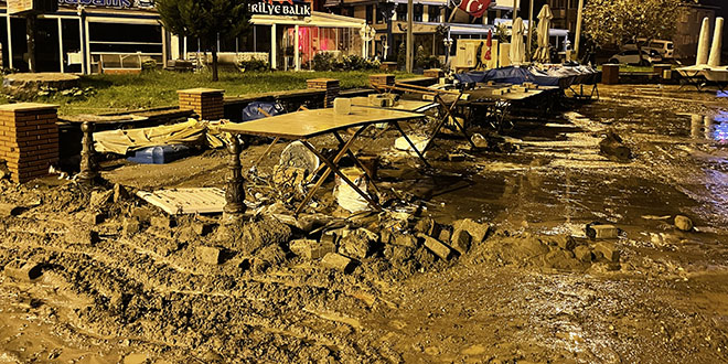 Bursa'da sağanak nedeniyle araçlar sürüklendi, iş yerlerini su bastı