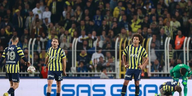 Tarihindeki en farklı yenilgilerinden birini alan Fenerbahçe'de düşüş sürüyor