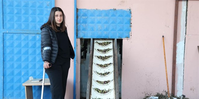 Depremde ailesini kaybetti, ampute olan bacağıyla babasından kalan fabrikanın başına geçti