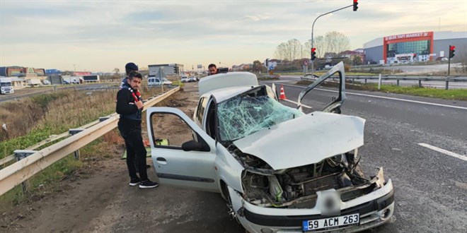 Ik ihlali yapan kamyon, otomobile arpt: 1 can kayb, 2 yaral