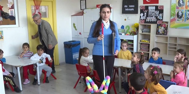 Görme engelli Burcu öğretmen hayalindeki mesleğe ulaştı