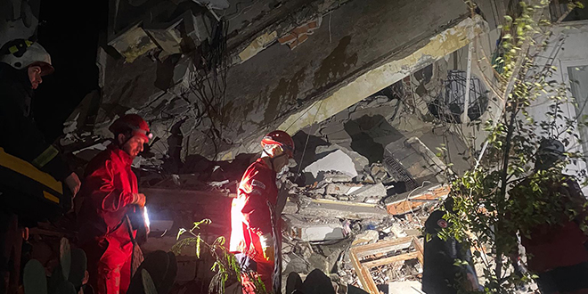 Alanya'da 3 katlı bina çöktü