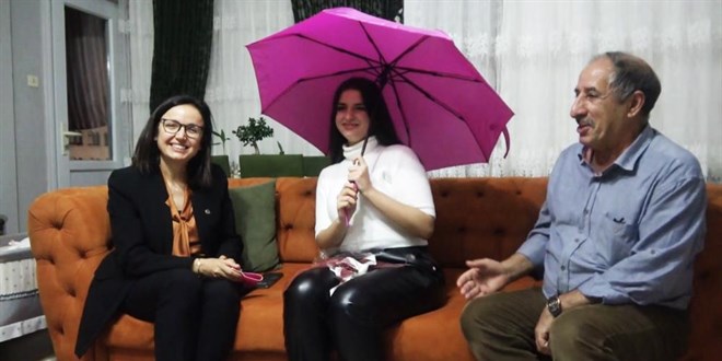 Vali'den 'Bana bir emsiye borlusunuz' mesaj gnderen renciye jest