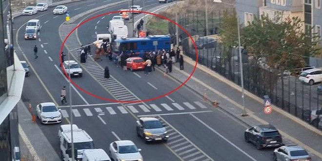 Tutuklu yakınlarından cezaevi aracı ve polis midibüsüne saldırı