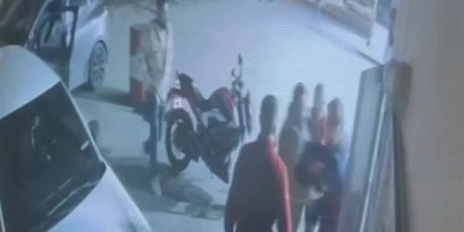 Akaryakıt istasyonunda çalışanı darbeden 2 zanlı tutuklandı