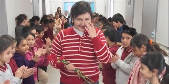 Kanseri yenen Ayşegül öğretmen 2 yıl sonra öğrencilerine kavuştu