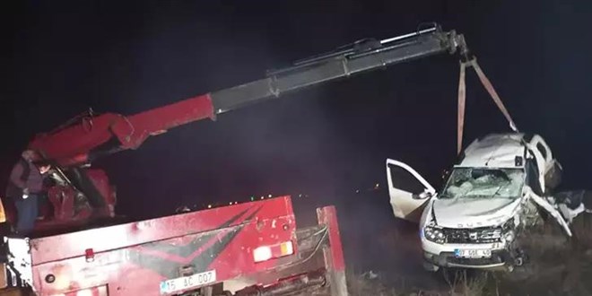 Otomobiller kafa kafaya çarpıştı: 1 ölü, 4 yaralı
