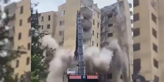 Diyarbakır'da 9 katlı metruk bina yıkılırken çöktü
