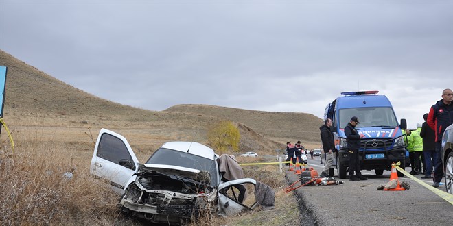 Şarampole devrilen otomobildeki 3 kişi öldü, 3 kişi yaralandı