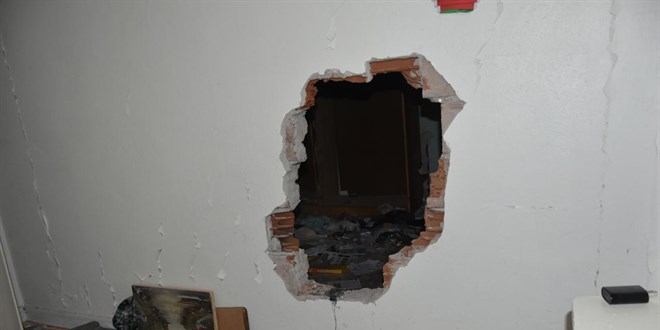 Hırsızlar binanın duvarını delip 10 daire soydu