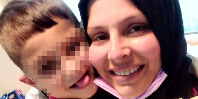Yolun karşısına geçerken otomobilin çarptığı anne ve oğlu hayatını kaybetti