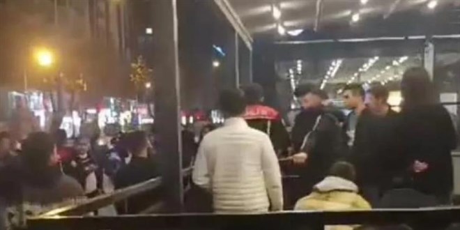 Niğde'de Starbucks protestosunda polise tokat attı