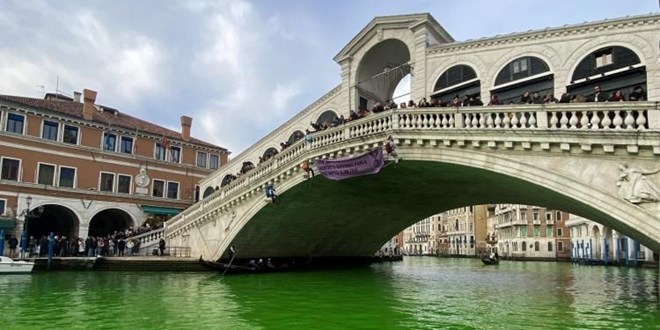 İklim aktivistleri Venedik'teki Büyük Kanal'ı yeşile boyadı