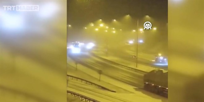 Anadolu Otoyolu'nun Bolu geçişinde kar yağışı etkili oluyor