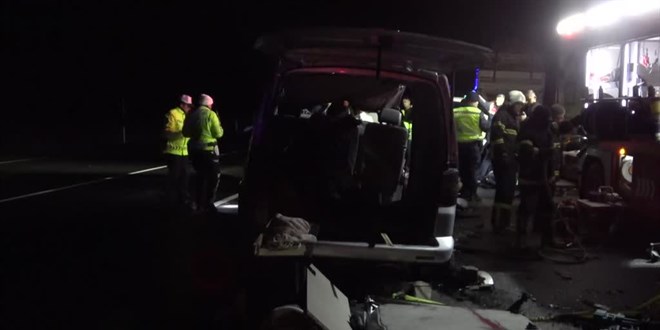 Tokat'ta kamyona arkadan çarpan minibüsteki 5 kişi öldü