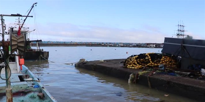 Akakoca'da kuvvetli rzgarla ykselen dalgalar rhtm duvarna zarar verdi