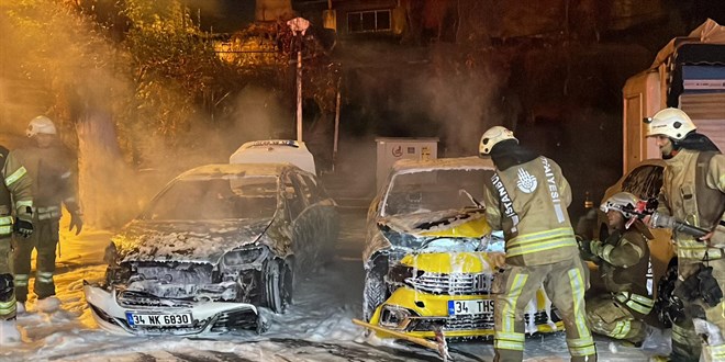 Fatih'te park halindeki 2 otomobil yandı