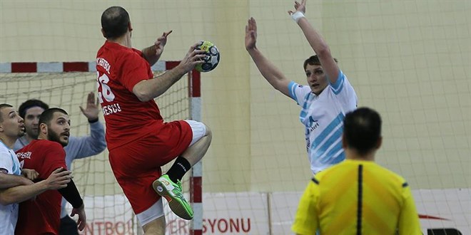 Hentbol hakemleri şiddete karşı 10 dakika geç düdük çalacak