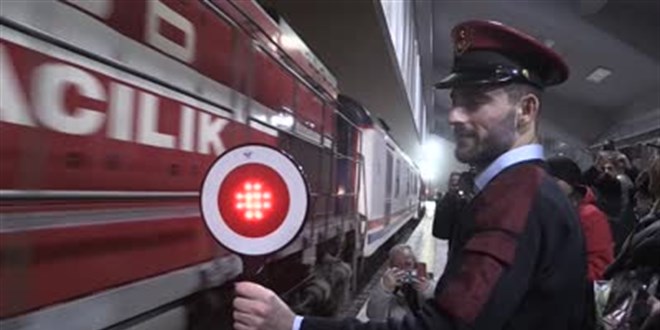 Yeni sezonda ilk seferine kan 'Turistik Dou Ekspresi' Kars'ta cokuyla karland