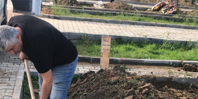 Karaya oturan geminin ölen mürettebatı kimsesizler mezarlığına defnedildi