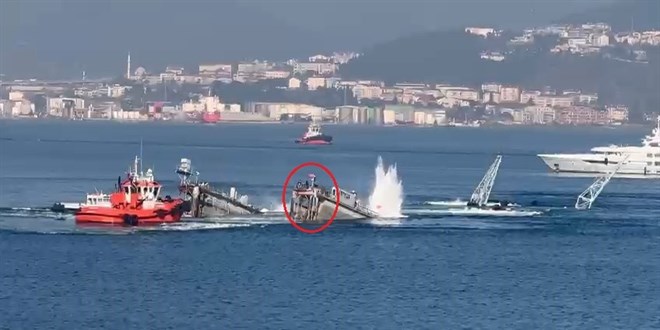 zmit Krfez'inin ortasnda can pazar: Batan yzer havuzdan denize atladlar