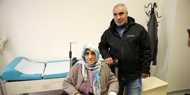 Muş'ta köpeklerin saldırdığı 79 yaşındaki kadın yaralandı