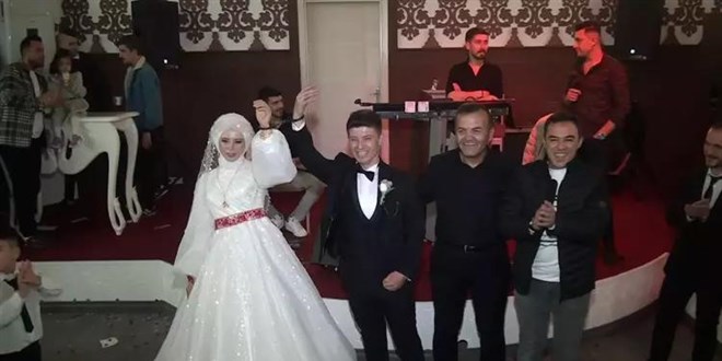 Evlenen polis çifti, meslektaşları birbirine kelepçeledi