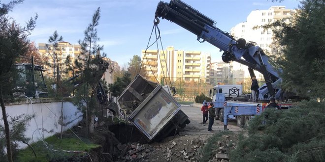 Okul bahçesinde oluşan obruğa hafriyat kamyonu düştü