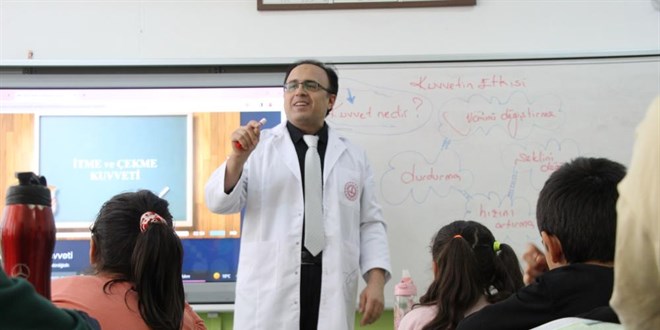 Boyu kısa diye okula almayacaklardı, yılın öğretmeni seçildi