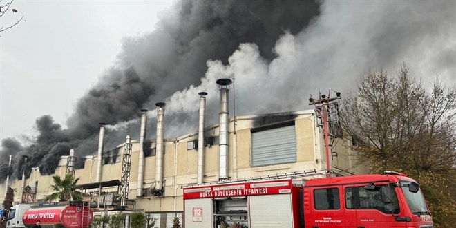 Bursa'da tekstil fabrikasında çıkan yangına müdahale ediliyor