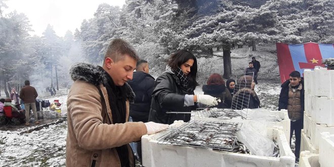 Karlar altındaki festivalde 2 ton hamsi dağıtıldı