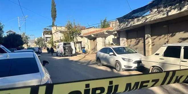 Elinde bomba olduğunu söyleyerek kuyumcuyu soymaya kalktı, ateş edilince kaçtı