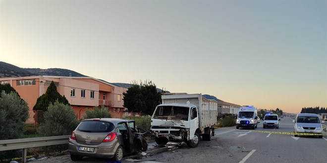 Kamyonetle otomobilin çarpışması sonucu 1 kişi öldü, 3 kişi yaralandı