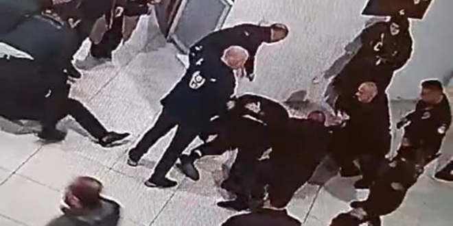 Kararın ardından müşteki tarafı sanık avukatını dövdü