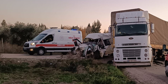 Tarım işçilerini taşıyan minibüsle tır çarpıştı, 2 kişi öldü