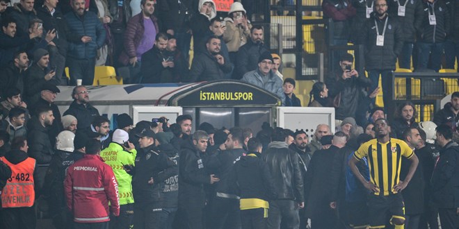 İstanbulspor-Trabzonspor maçında İstanbulspor sahadan çekildi