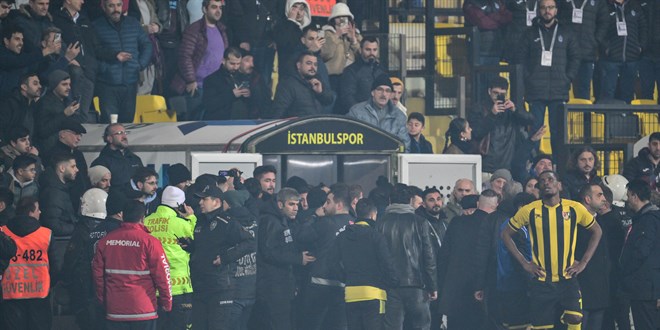 stanbulspor-Trabzonspor manda stanbulspor sahadan ekildi
